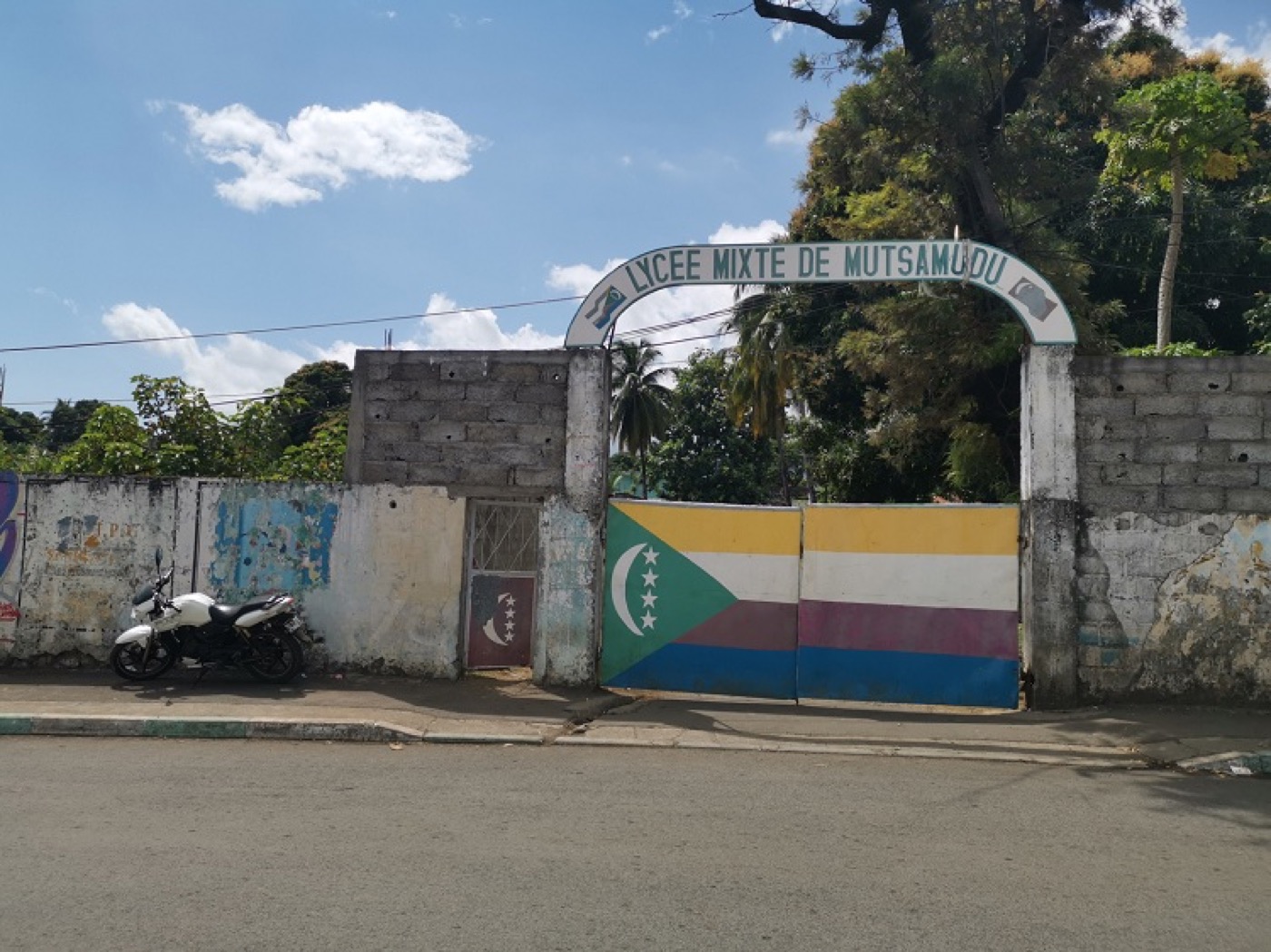 Portail du Lycée Mixte de Mutsamudu aux couleurs des Comores